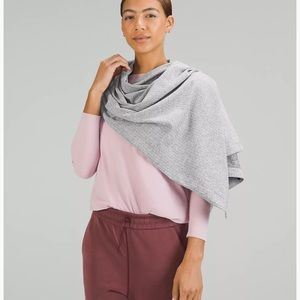 Lululemon Customizable Snap Scarf. Dark gray.